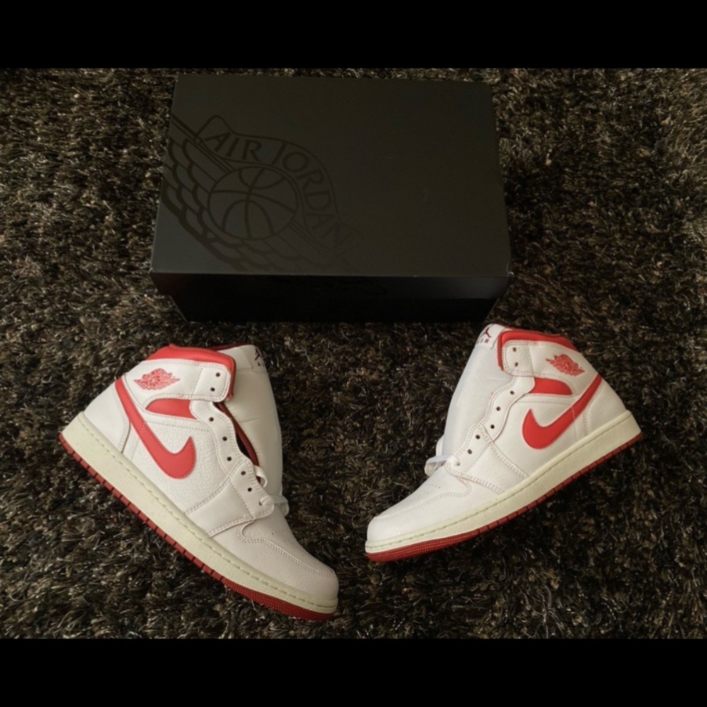 Air Jordan 1 Mid SE/ White/Dune Red/Sail/Lobster